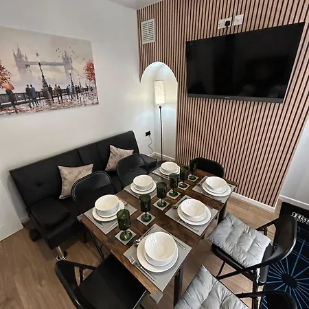 Holiday home Gravelly House M6 J6 Star Hs2 Nec Airport - A Spacious Best-in-class 6 Bedroom House In Perfect For Large Groups, Corporate & Contractors And For Long Term
