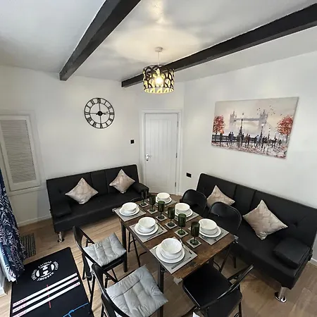 Gravelly House M6 J6 Star Hs2 Nec Airport - A Spacious Best-in-class 6 Bedroom House In Perfect For Large Groups, Corporate & Contractors And For Long Term Holiday home Birmingham