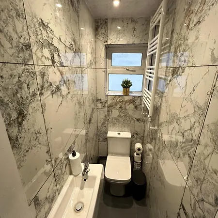 Gravelly House M6 J6 Star Hs2 Nec Airport - A Spacious Best-in-class 6 Bedroom House In Perfect For Large Groups, Corporate & Contractors And For Long Term Holiday home