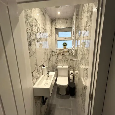 Gravelly House M6 J6 Star Hs2 Nec Airport - A Spacious Best-in-class 6 Bedroom House In Perfect For Large Groups, Corporate & Contractors And For Long Term Holiday home