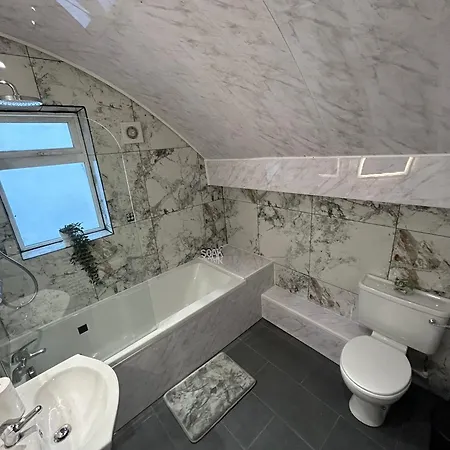 Holiday home Gravelly House M6 J6 Star Hs2 Nec Airport - A Spacious Best-in-class 6 Bedroom House In Perfect For Large Groups, Corporate & Contractors And For Long Term Birmingham