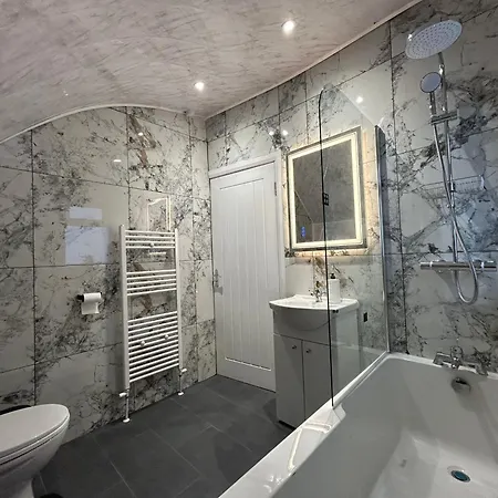 Holiday home Gravelly House M6 J6 Star Hs2 Nec Airport - A Spacious Best-in-class 6 Bedroom House In Perfect For Large Groups, Corporate & Contractors And For Long Term Birmingham