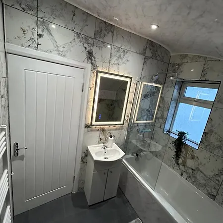 Holiday home Gravelly House M6 J6 Star Hs2 Nec Airport - A Spacious Best-in-class 6 Bedroom House In Perfect For Large Groups, Corporate & Contractors And For Long Term