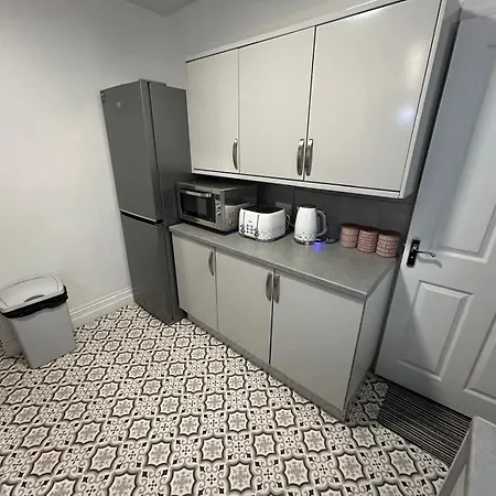 Holiday home Gravelly House M6 J6 Star Hs2 Nec Airport - A Spacious Best-in-class 6 Bedroom House In Perfect For Large Groups, Corporate & Contractors And For Long Term *
