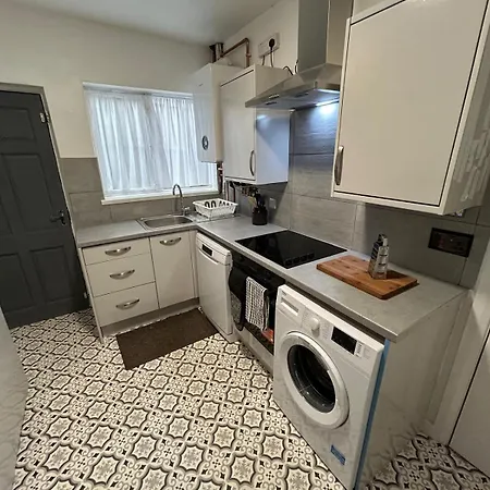 Holiday home Gravelly House M6 J6 Star Hs2 Nec Airport - A Spacious Best-in-class 6 Bedroom House In Perfect For Large Groups, Corporate & Contractors And For Long Term