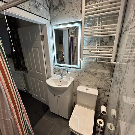 Gravelly House M6 J6 Star Hs2 Nec Airport - A Spacious Best-in-class 6 Bedroom House In Perfect For Large Groups, Corporate & Contractors And For Long Term Birmingham