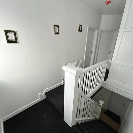 Holiday home Gravelly House M6 J6 Star Hs2 Nec Airport - A Spacious Best-in-class 6 Bedroom House In Perfect For Large Groups, Corporate & Contractors And For Long Term