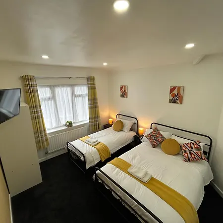 Gravelly House M6 J6 Star Hs2 Nec Airport - A Spacious Best-in-class 6 Bedroom House In Perfect For Large Groups, Corporate & Contractors And For Long Term Holiday home Birmingham